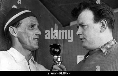 Una fotografia che cattura lo sci di fondo svedese Sixten Jernberg intervistato dal giornalista sportivo Sven "Plex" Petersson durante i Campionati nazionali di sci di fondo svedesi del 1958 a Kalix. Foto Stock