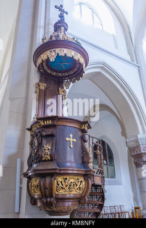 Pulpito nella chiesa cattolica romana di San Stanislao nella città di Chortkiv a Ternopil Oblast dell'Ucraina occidentale Foto Stock