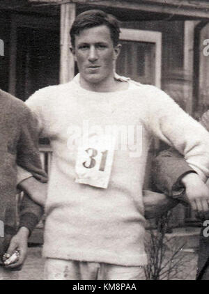 Immagine di Gustaf Wejnarth, uno sciatore di fondo svedese che rappresenta il SOK (Comitato Olimpico svedese), che mostra la sua attrezzatura atletica e la sua posizione competitiva. Foto Stock