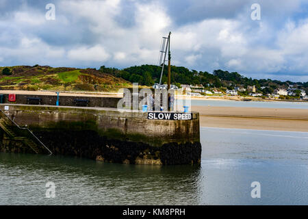 Padstow, Cornwall, South West England, Regno Unito 03/12/2017 EDITORIALE: due partecentrale maschi di età compresa la pesca, padstow porto. Foto Stock