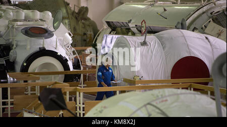 La Nasa stazione spaziale internazionale (ISS) expedition 53 il primo membro di equipaggio astronauta americano mark vande hei passeggiate tra iss mockup dei moduli durante il soyuz esami di qualificazione prima della Soyuz ms-06 il lancio del veicolo spaziale al gagarin cosmonaut training center 30 agosto 2017 nella città delle stelle, Russia. (Foto di bill ingalls via planetpix) Foto Stock