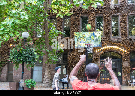 Seattle, Washington, Stati Uniti d'America - 5 settembre 2017: due uomini giocare a basket di fronte al grand central arcade al Pioneer Square, Seattle. Foto Stock