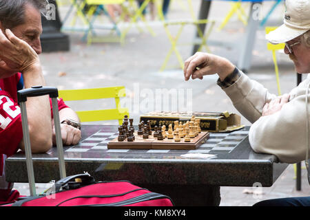 Seattle, Washington, Stati Uniti d'America - 5 settembre 2017: due uomini stanno giocando a scacchi seduti a un tavolo scacchiera di Pioneer Square a Seattle, Washington. Foto Stock