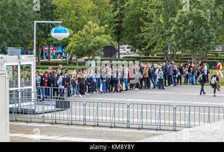 Persone in coda per il controllo di sicurezza prima di visitare il Palazzo del Parlamento tedesco (Reichstag) a Berlino, Germania Foto Stock