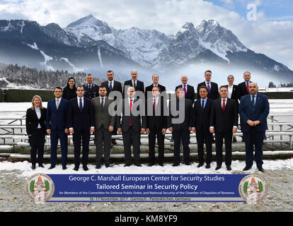 Garmisch - Partenkirchen, Germania (nov. 22, 2017) - tredici membri della difesa, di ordine pubblico e di sicurezza nazionale comitato della Camera dei Deputati della Romania di partecipare a un seminario su misura sulla politica di sicurezza detenute nov. 16 e 17 al George C. Marshall centro europeo per gli studi sulla sicurezza qui. Foto Stock