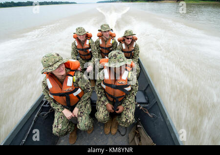 Una squadra di cinque medici della marina degli Stati Uniti viaggia in un villaggio remoto lungo il fiume Amazon in Brasile, novembre 21. In senso orario da sinistra, sono Lt. CMdR. Patricia Hogan, specialista in medicina interna; Lt. CMdR. Robert P. Lennon, specialista in medicina generale; Lt. CMdR. Thomas K. Barlow, specialista in dermatologia; il Lt. Gregory J Condos, specialista in medicina interna; e il Lt. CMdR. Nehkonti Adams, specialista di malattie infettive. Il team è impegnato in una missione umanitaria di un mese lungo il fiume Amazon. Stanno lavorando con la Marina brasiliana per fornire assistenza sanitaria ad alcuni dei più iso Foto Stock