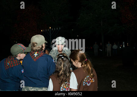 Us Air force col. daniel lasica, 20th Fighter Wing Commander, ribalta un interruttore con membri della cub scout troop 320 e il gruppo di ragazze scout 1829 durante una vacanza illuminazione display manifestazione di fronte alla cappella di amicizia a shaw Air Force Base, South Carolina, nov. 29, 2017. L'evento annuale che porta il team shaw membri insieme a kick-off la vacanza invernale stagione. Foto Stock