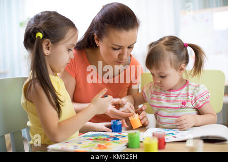 Insegnanti e alunni nel laboratorio di arte Foto Stock