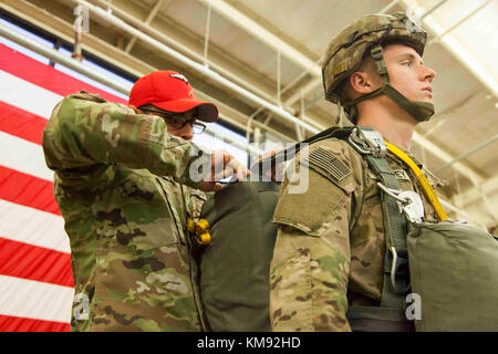 Stati Uniti Esercito Pvt. Bernardo Zambrano, undicesimo Quartermaster Company, conduce jumpmaster personale ispezione durante il ventesimo annuale di Randy Oler Memorial il funzionamento del giocattolo goccia, a papa Campo, North Carolina, Dicembre 2, 2017. Quest'anno, otto paesi partecipano ed essi includono; la Colombia, Canada, Lettonia, Paesi Bassi, Svezia, Italia, Germania e Polonia. Il funzionamento del giocattolo Drop, ospitato dall'U.S. Esercito degli affari civili e le operazioni psicologiche il comando (Airborne) è il più grande combinati airborne operazione condotta in tutto il mondo. L'evento consente di soldati la possibilità di allenarsi sul loro occupazione militare Foto Stock