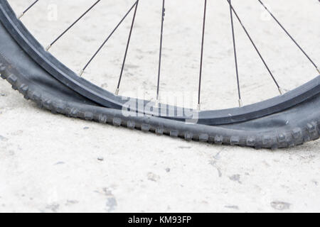 Vista ingrandita del piatto di bicicletta pneumatico sul marciapiede. Foto Stock