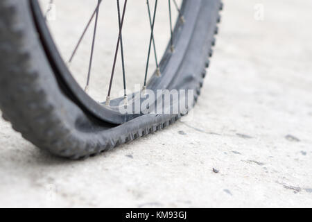 Vista ingrandita del piatto di bicicletta pneumatico sul marciapiede. Foto Stock