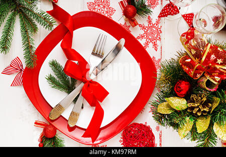 Stoviglie tradizionali sulla tavola del Natale. flat laici. vista superiore Foto Stock