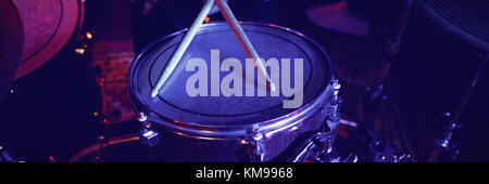 La sezione centrale del batterista eseguendo in concerto in discoteca Foto Stock
