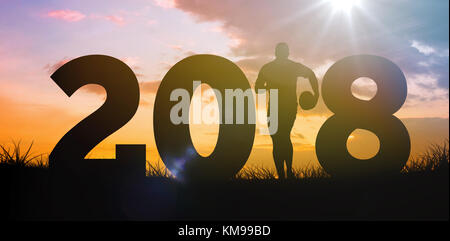 Giocatore di rugby in esecuzione mentre si tiene la sfera contro sky e il campo Foto Stock