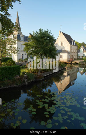 Il canale che corre attraverso la città medievale di Langeais nella Valle della Loira in Francia. Foto Stock