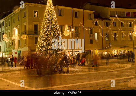 Rimini, Italia - dicembre 04, 2016: metafora della vita frenetica nel periodo di Natale Foto Stock