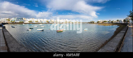 Arrecife, Spagna - 24 dicembre 2016: vista giorno di charco de san gines in arrecife, Spagna. L'area del porto è stato rimodellato da architetto canario Cesare m Foto Stock