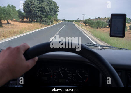 La guida con calma da strada locale con il GPS. Vista dall'interno della vettura Foto Stock