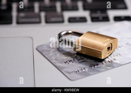 Carte di credito sulla tastiera con blocco close up Foto Stock