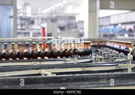 Nastro trasportatore di una fabbrica di birra - le bottiglie di birra in produzione e imbottigliamento Foto Stock