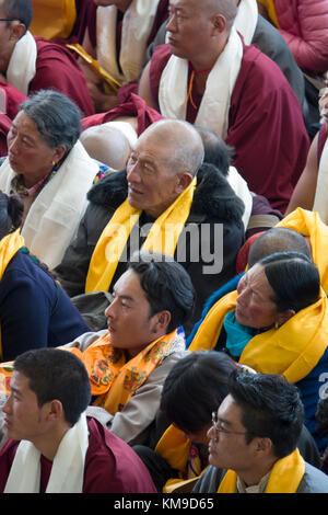 I discepoli buddista ascolto di Sua Santità il XIV Dalai Lama al monastero di Namgyal in McLeod Ganj, India Foto Stock