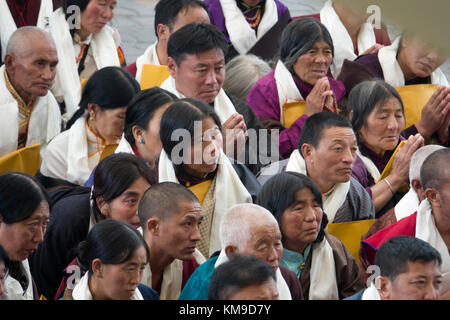 I discepoli buddista ascolto di Sua Santità il XIV Dalai Lama al monastero di Namgyal in McLeod Ganj, India Foto Stock