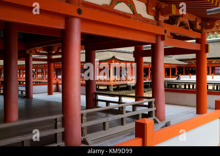 Miyajima - Giappone, 26 maggio 2017: lunghi corridoi e colonne presso il famoso tempio di Itsukushima sull miyajima Foto Stock