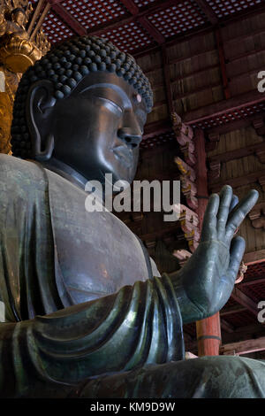 Nara, Giappone - 29 maggio 2017: La più grande statua di bronzo del Buddha del mondo nel grande Buddha Hal, Daibutsuden Foto Stock