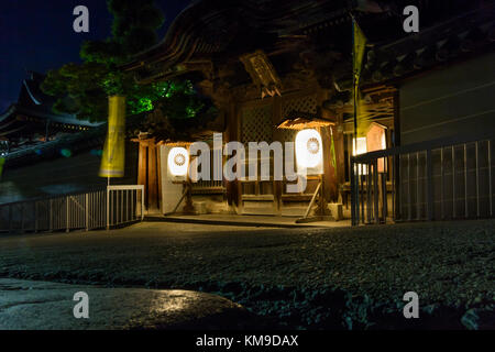 Nagano - Giappone, 5 giugno 2017: lanterne illuminato davanti a un tempio buddista sulla strada di zenkoji in Nagano durante la notte Foto Stock