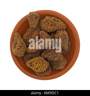 Vista dall'alto di un piccolo recipiente di terracotta riempita con secchi e fragole zuccherato isolato su uno sfondo bianco. Foto Stock