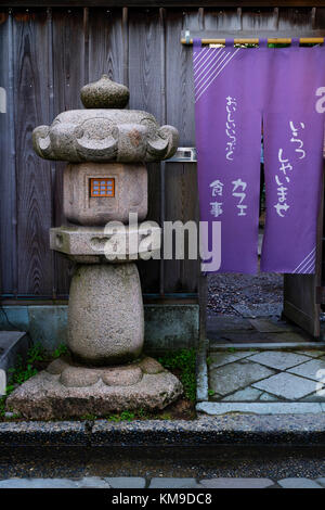 Kanazawa - Giappone, giugno 8, 2017: lanterna di pietra davanti all'ingresso di una casa nello storico quartiere dei samurai a kanazawa Foto Stock