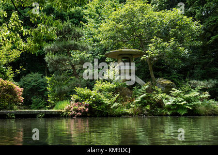 Kanazawa - Giappone, 9 giugno 2017: Storica lanterna di pietra coperta di muschio nel giardino del Santuario ninja di Oyama Foto Stock