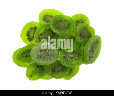 Vista dall'alto di un grande gruppo di vetri kiwi isolato su uno sfondo bianco. Foto Stock