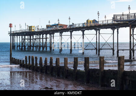 Vista laterale guardando verso la fine di Teignmouth Grand Pier con un parallelo inguine in legno: Teignmouth, Devon, Inghilterra. Foto Stock