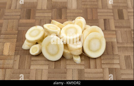 Una piccola porzione di fettine di pastinaca su un legno tagliere. Foto Stock