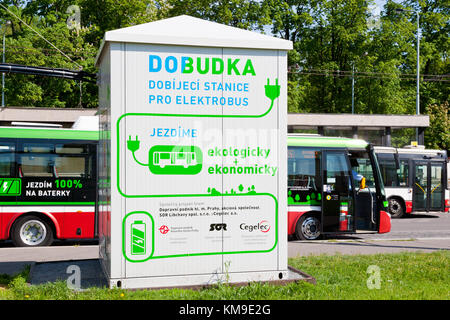 Dobíjení elektroautobusů, Želivského, Praha, Ceska republika / ecology bus stazione di ricarica mobile elettrica sul parcheggio, quartiere Žižkov, Praga, CZ Foto Stock