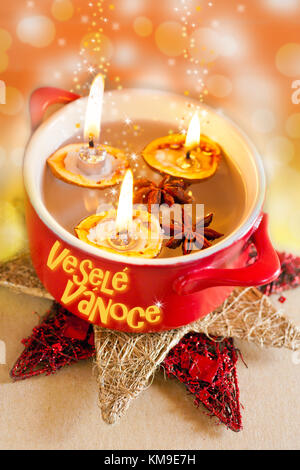 tradiční české vánoce - vánoční ozdoby - skořápkové lodičky / tradizionale ceco natale - decorazione - noci barche Foto Stock