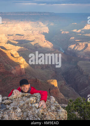 Man Reaching Peak, Grand Canyon, Arizona, Stati Uniti Foto Stock