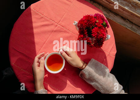 Vista aerea di una donna con una tazza di tè alle erbe Foto Stock