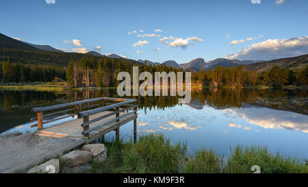 Sprague Lake at Sunrise, Rocky Mountain National Park, Grand Lake, Colorado, Stati Uniti Foto Stock