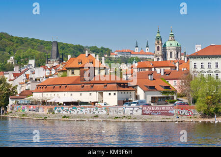 museo Franze Kafky, Mala Strana. Chram sv. Mikulase, reka Moldava, Praha, Ceska republika / fiume Moldava, Kafka museo, chiesa di San Nicholaus, Lesser t Foto Stock