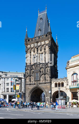 Porta delle polveri tardo gotiche (1475, architetto Matej Rejsek, Prasna brana), Città Vecchia, Praga, repubblica Ceca Foto Stock