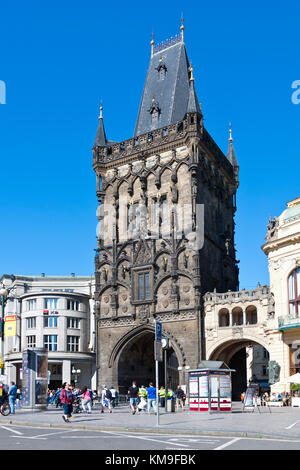 Porta delle polveri tardo gotiche (1475, architetto Matej Rejsek, Prasna brana), Città Vecchia, Praga, repubblica Ceca Foto Stock