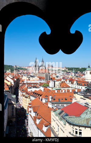 Prazsky hrad, Tynsky chram a stare Mesto (UNESCO), Praha, Ceska republika / Tyn cattedrale e la città vecchia (UNESCO), Praga, Repubblica Ceca pohled z Pras Foto Stock