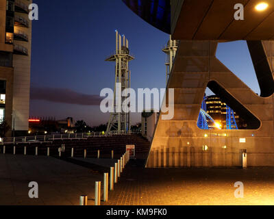 Dettaglio del futuristico Lowry Theatre, Salford Quays, Manchester, Regno Unito come crepuscolo migliora le strutture illuminato Foto Stock