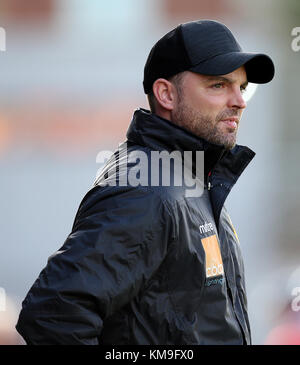 Rondoni Heybridge Manager Jody Brown si prepara per il kick off durante la Emirates FA Cup, primo round in abbinamento al St James Park, Exeter. Stampa foto di associazione. Picture Data: domenica 5 novembre 2017. Vedere PA storia SOCCER Exeter. Foto di credito dovrebbe leggere: Mark Kerton/filo PA. Restrizioni: solo uso editoriale nessun uso non autorizzato di audio, video, dati, calendari, club/campionato loghi o 'live' servizi. Online in corrispondenza uso limitato a 75 immagini, nessun video emulazione. Nessun uso in scommesse, giochi o un singolo giocatore/club/league pubblicazioni. Foto Stock