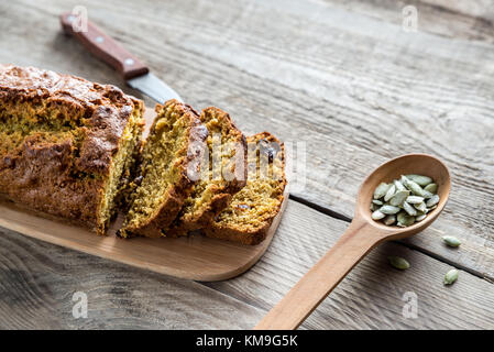 La zucca il pane sulla tavola di legno Foto Stock