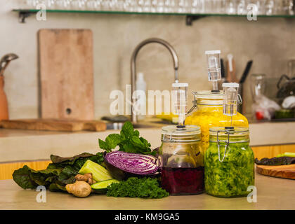 Fermentato in preparazione di conserve di ortaggi. I vasetti di cavolo kimchi e crauti cavolo acido. Foto Stock