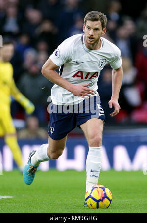 Jan Vertonghen di Tottenham Hotspur durante la partita della Premier League al Wembley Stadium. PREMERE ASSOCIAZIONE foto. Data immagine: Sabato 25 novembre 2017. Il credito fotografico dovrebbe essere: Filo Yui Mok/PA. RESTRIZIONI: Nessun utilizzo con audio, video, dati, elenchi di apparecchi, logo di club/campionato o servizi "live" non autorizzati. L'uso in-match online è limitato a 75 immagini, senza emulazione video. Nessun utilizzo nelle scommesse, nei giochi o nelle pubblicazioni di singoli club/campionati/giocatori. Foto Stock