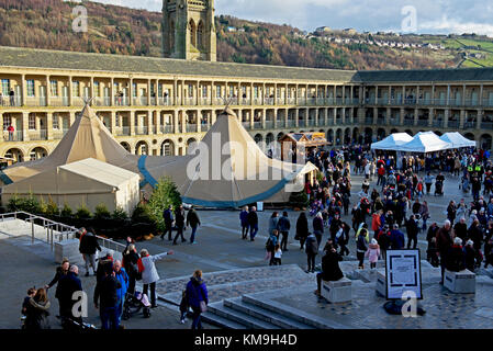 Fiera di natale nella Piece Hall, Halifax, West Yorkshire Regno Unito Foto Stock